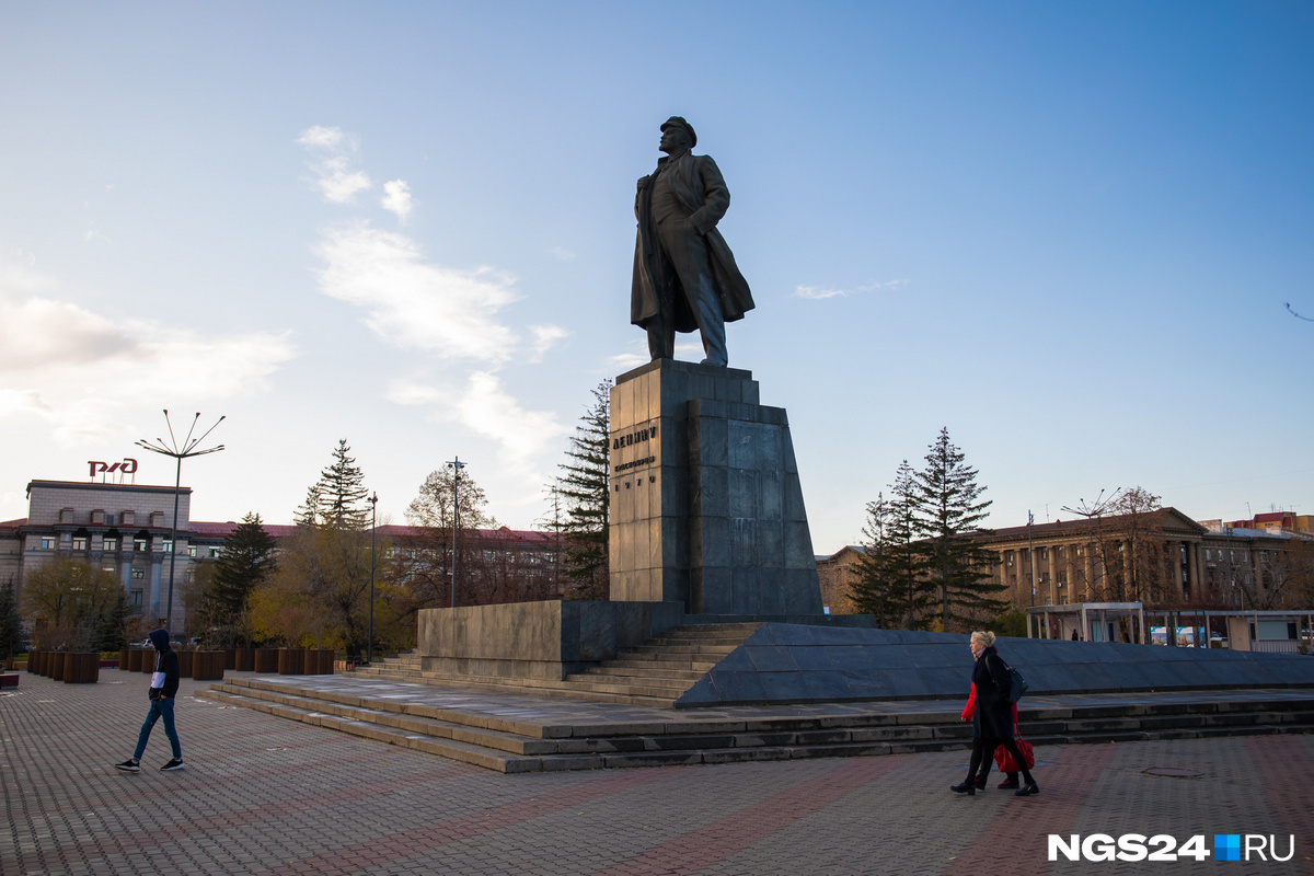 Ленино красноярский. Парк Ленина Красноярск. Красная площадь Красноярск Ленин. Ленин в Красноярске фото. Ленин в Красноярске что сделал для города.