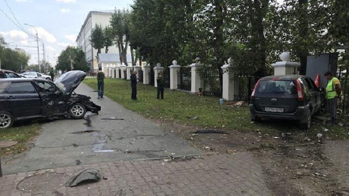 Во Втузгородке автомобили улетели на тротуар после ДТП, пострадали пассажир и собака