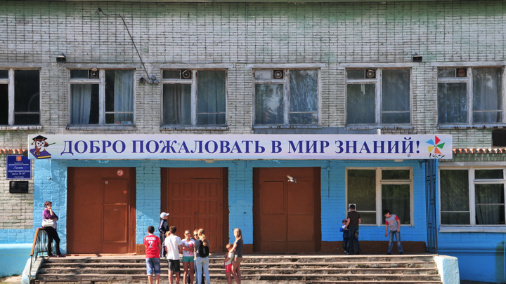 Приходить со своими раскладушками: в школах Екатеринбурга открываются летние лагеря