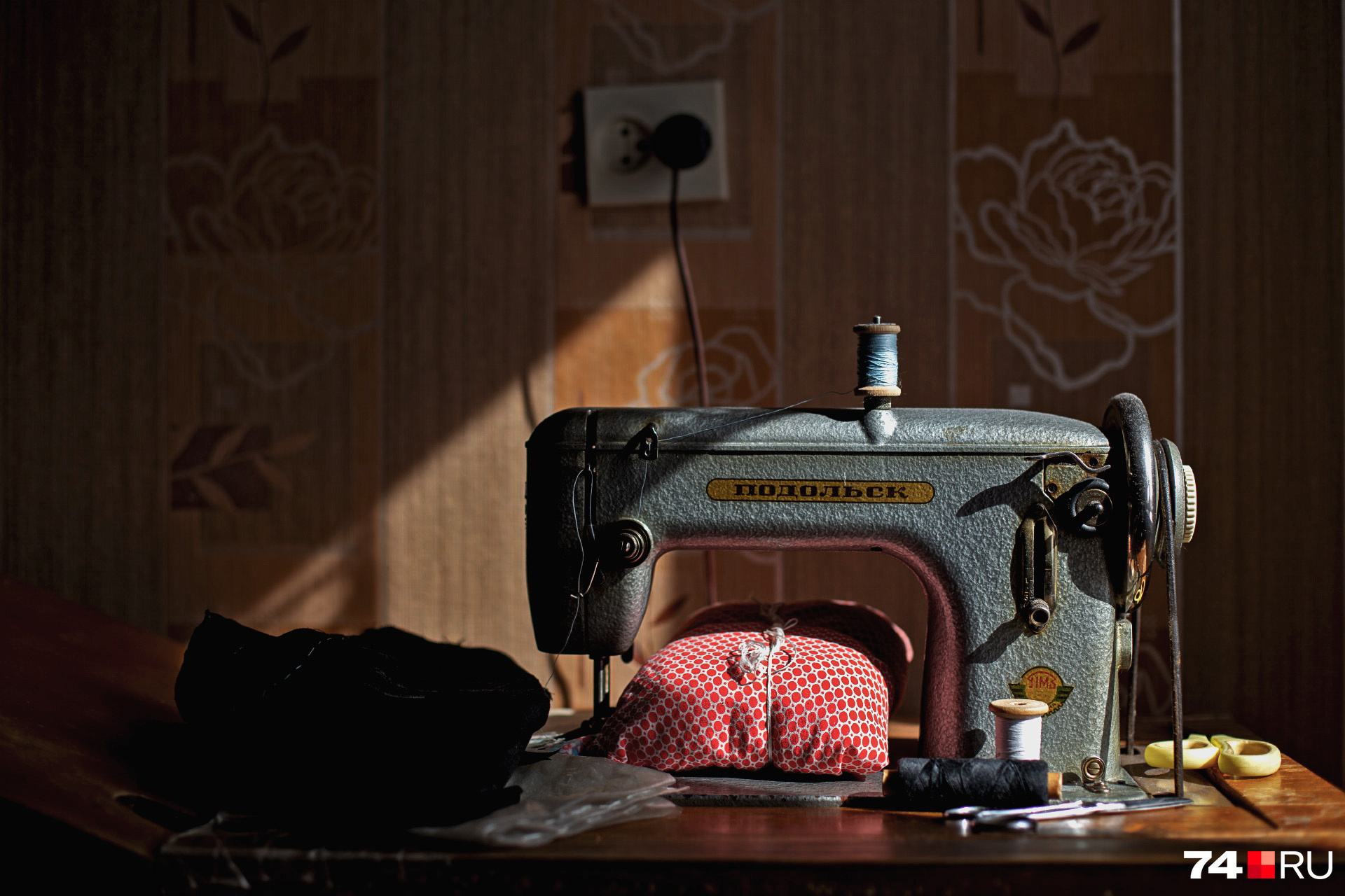 Швейная машинка «Подольск» без дела в комнате бабы Ани не стоит 