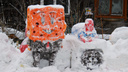 Халка сломали, сделали Губку Боба: в известном новосибирском дворе появились новые снежные фигуры