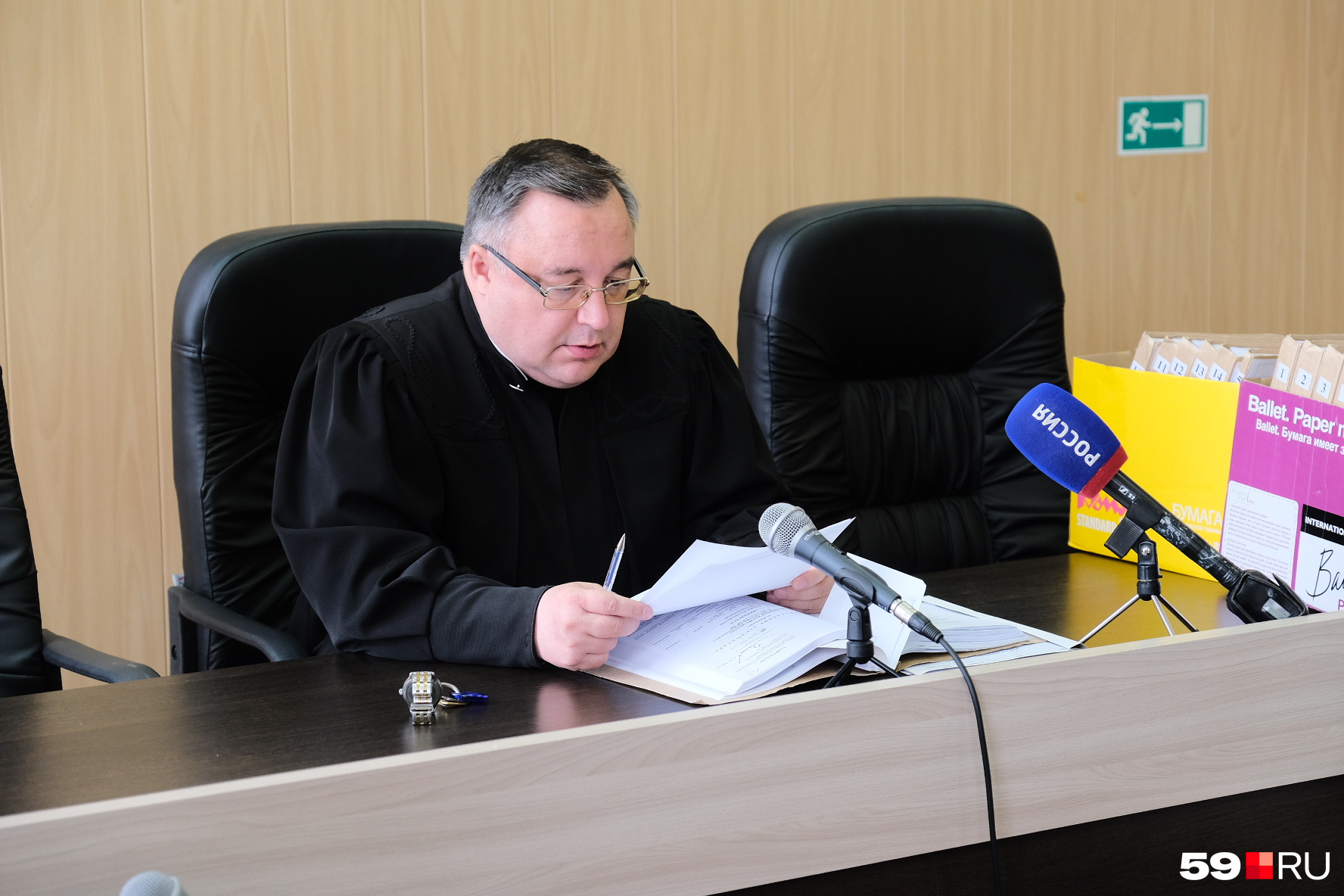 Судья зачитал личные данные охранницы Судья зачитал личные данные охранницы