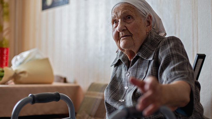 Делает зарядку и читает: 105-летняя баба Аня из Челябинска — о предательстве близких и долголетии