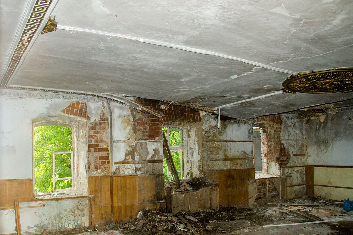 Внутри здания, 2013 год Внутри здания, 2013 год