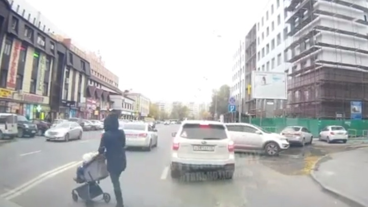 Откровение таксиста, первый гололёд и нарушительница с коляской на Герцена: дорожные видео недели