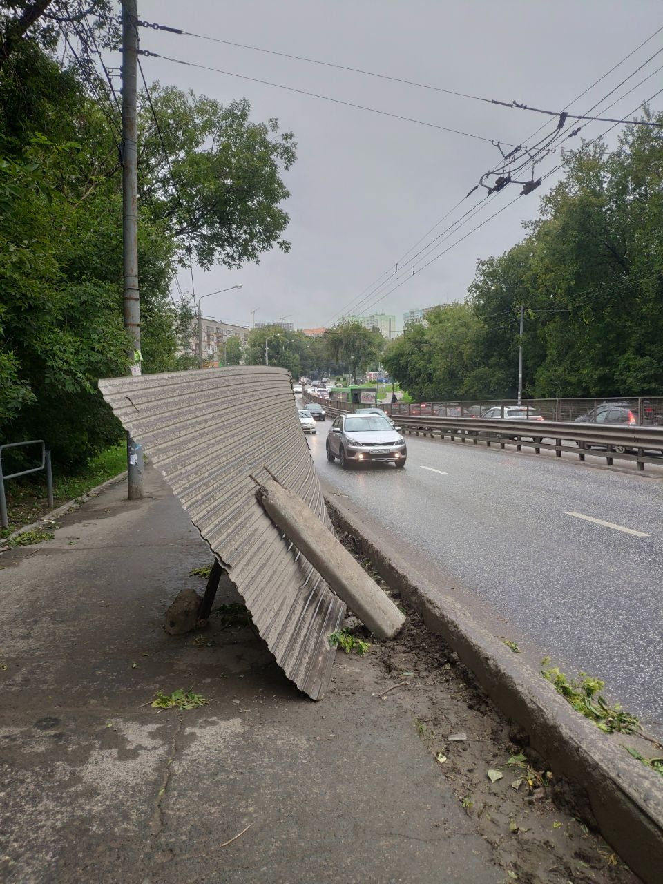 Эта часть забора тоже выглядит неустойчивой Эта часть забора тоже выглядит неустойчивой