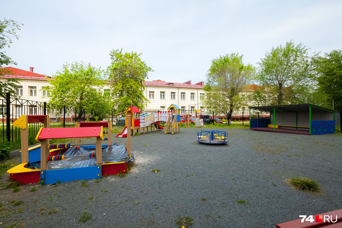 Покупали квартиры люди с детской площадкой, но играть на ней дети не могут — её отдали садику 