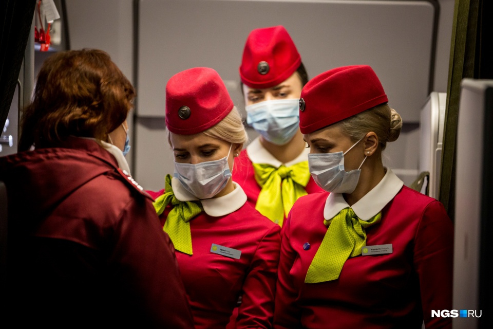 Стюардессы работали на борту в медицинских масках