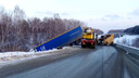 Вылетевшая с трассы фура заблокировала движение по шоссе под Новосибирском