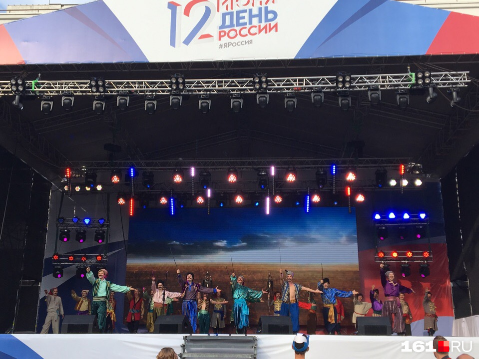 У фонтана на Театральной площади выступали казаки на фоне донской природы У фонтана на Театральной площади выступали казаки на фоне донской природы