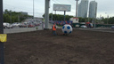 В ожидании газона: в Постниковом овраге установили футбольный мяч из травы