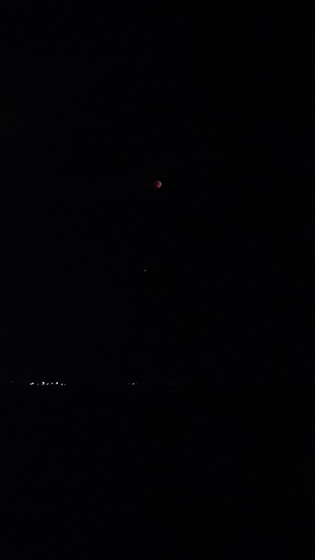 Красная Луна выглядит немного пугающе