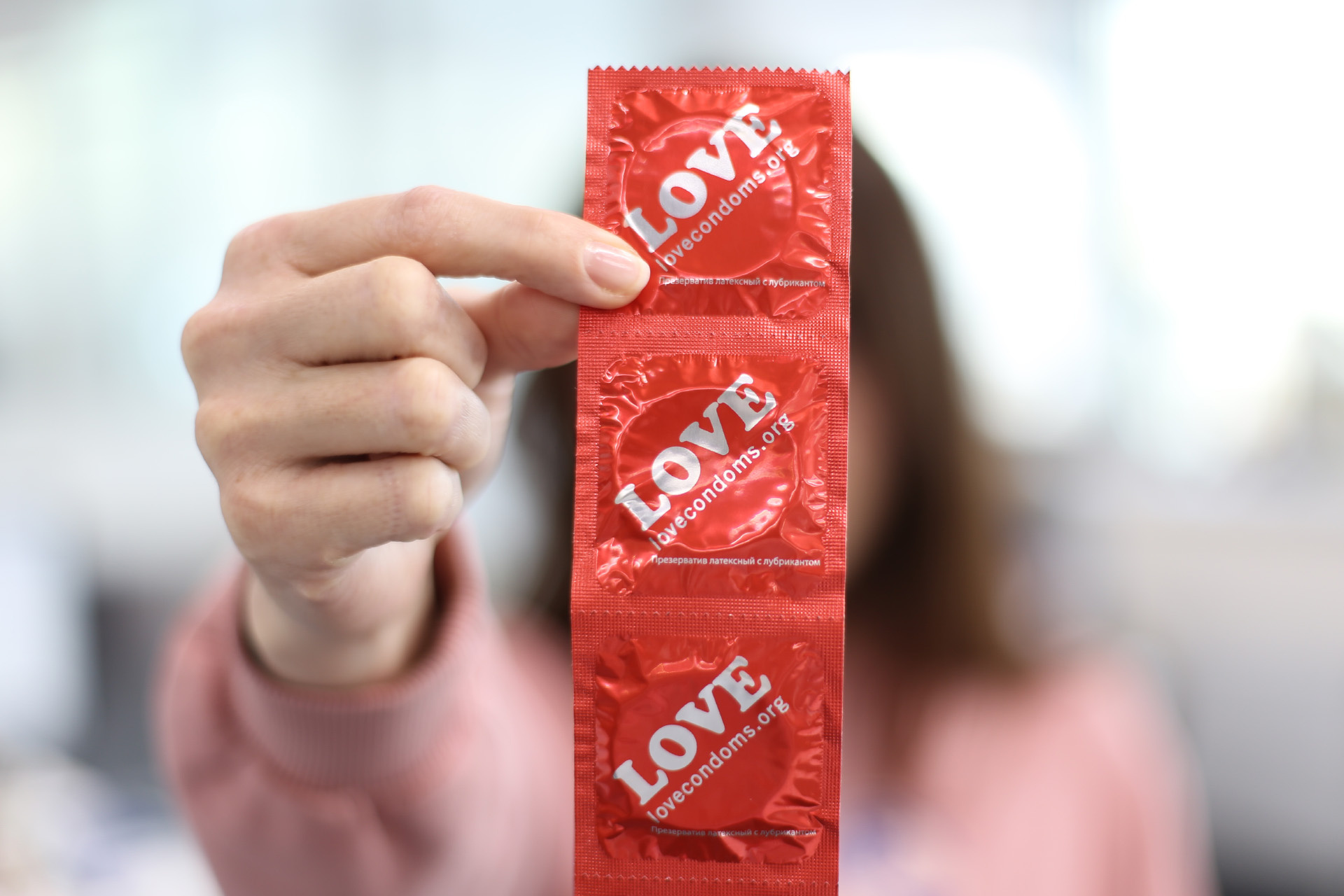 Секс — самый вероятный способ заразиться ВИЧ, поэтому предохраняться нужно всегда