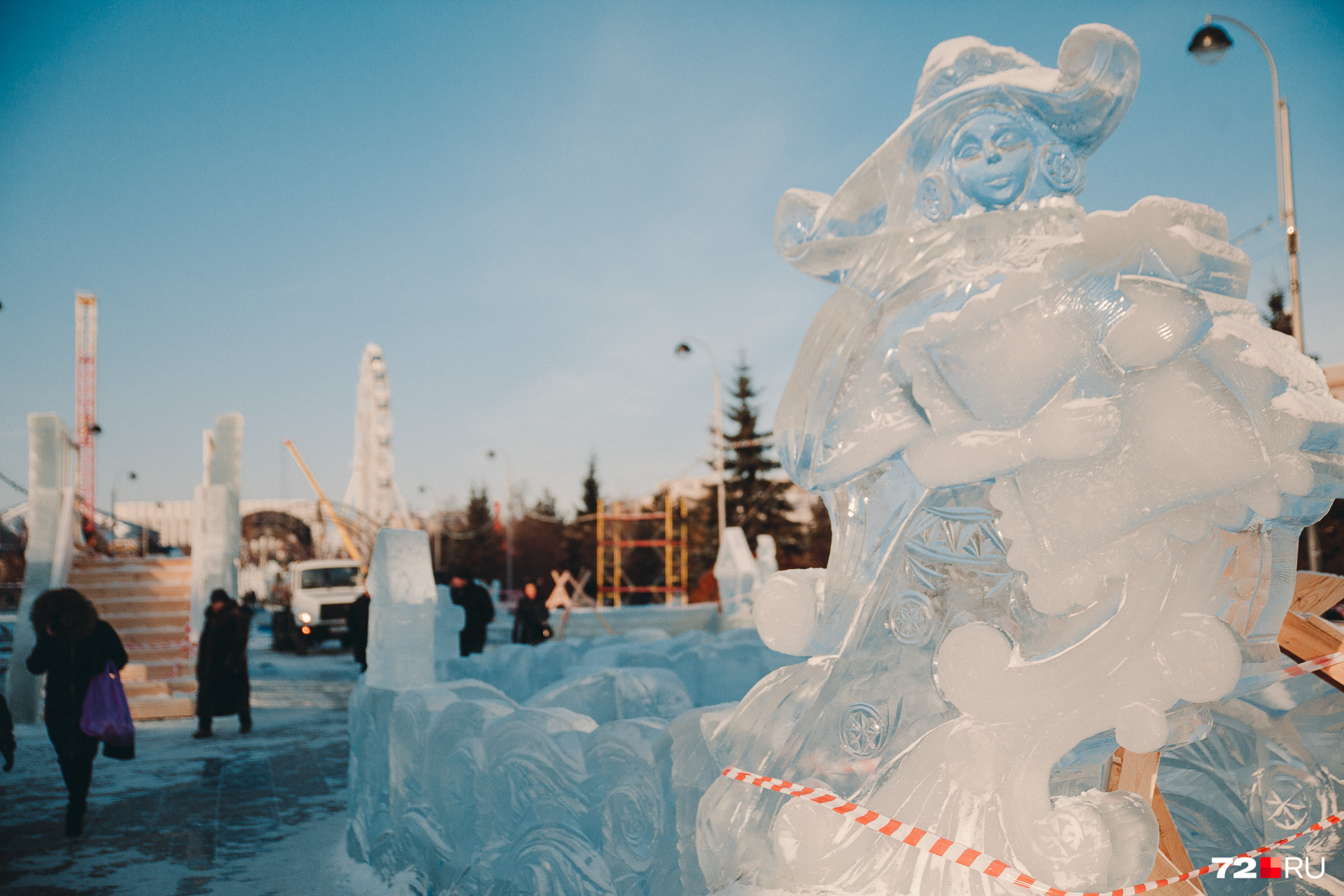 Новый год в тюмени. Ледяной городок в Тюмени. Ледовый городок Тюмень 2021. Тюмень площадь цветной бульвар ледяной город. Ледяной городок цветной бульвар Тюмень 2022.