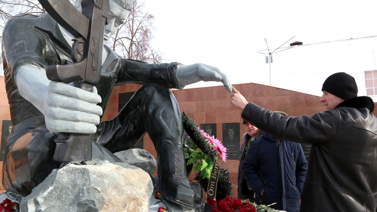 Профессионалы отказались: как скульптор с кладбища создал памятник афганцам в башкирском городке