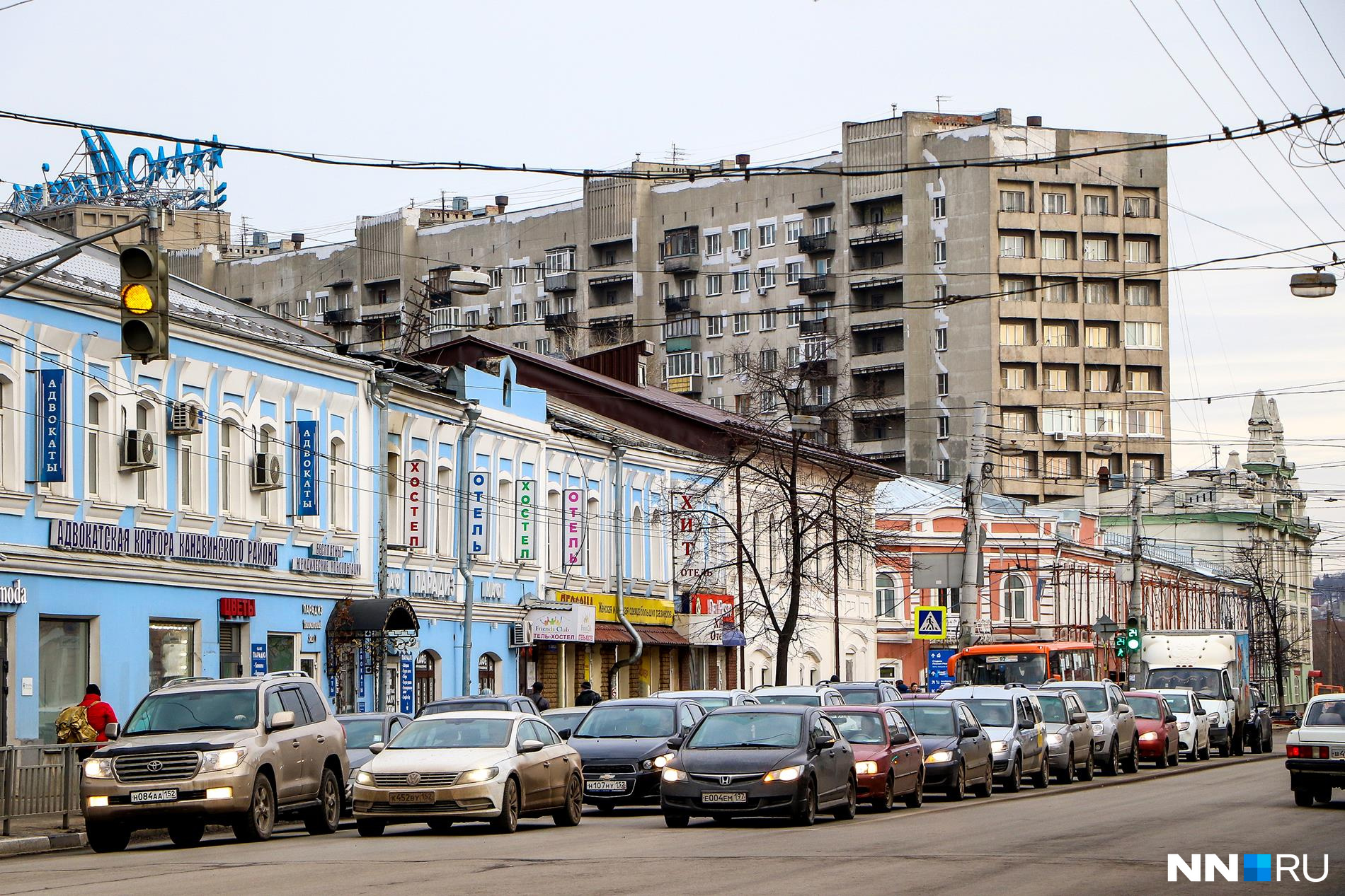 И утром, и днем, и вечером здесь стоят сотни машин И утром, и днем, и вечером здесь стоят сотни машин