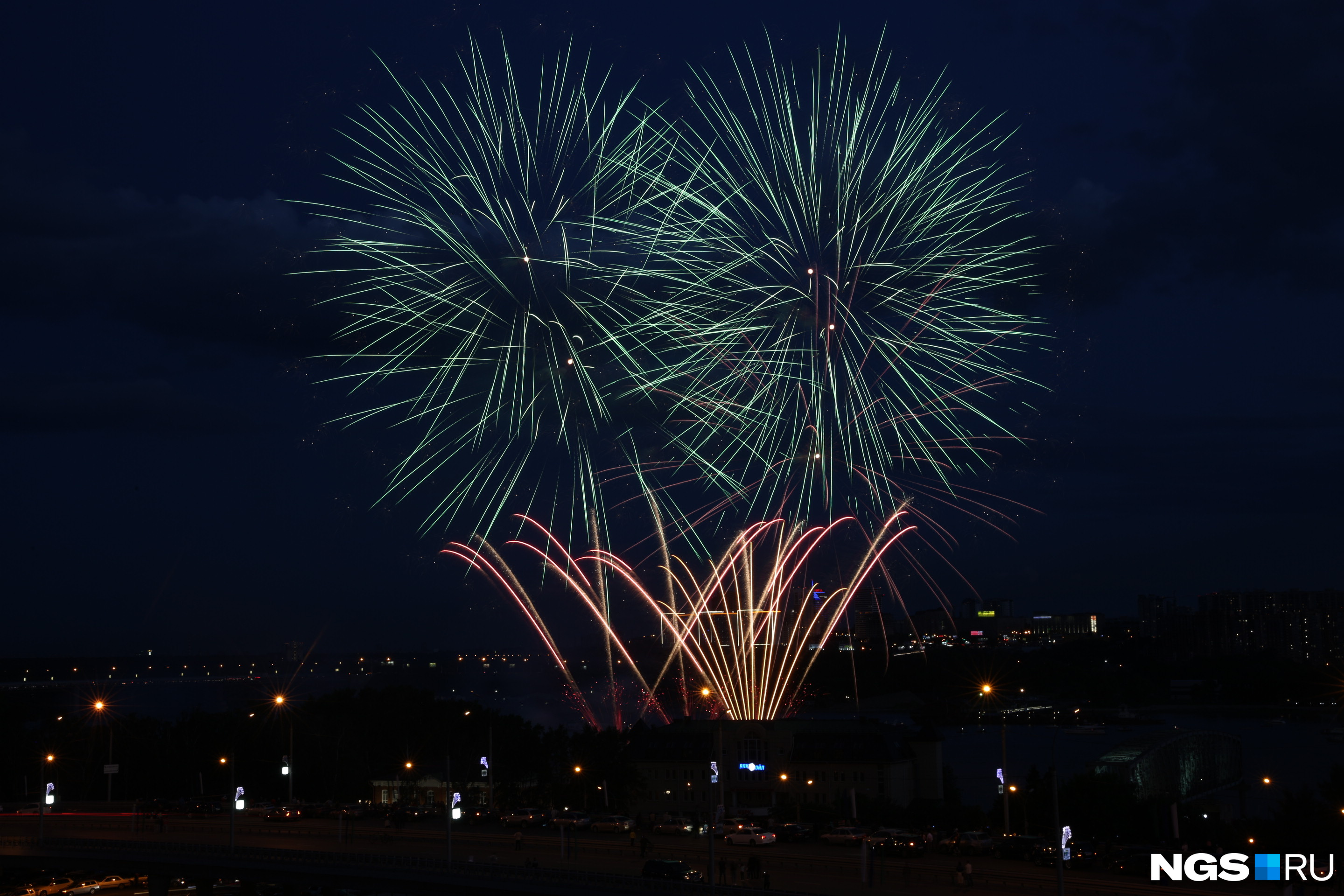 Самый продолжительный фейерверк новосибирцы могли наблюдать на Михайловской набережной — он состоялся в рамках фестиваля фейерверков «Огни в честь любимого города!» и длился 40 минут