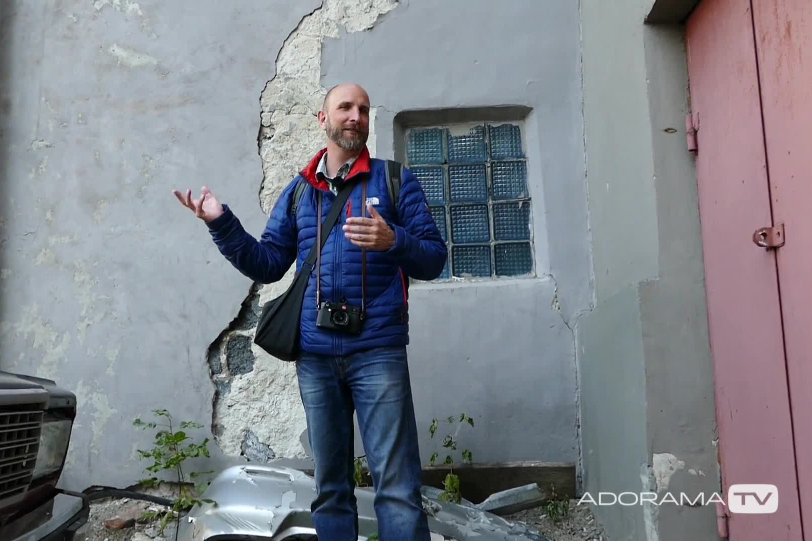 Уоллес во дворе консерватории Уоллес во дворе консерватории