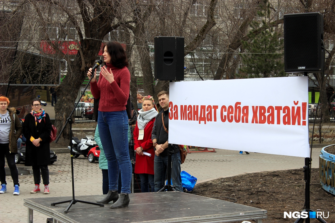 Олеся Вальгер эмоционально выступила со сцены во время митинга. Её поддержали аплодисментами Олеся Вальгер эмоционально выступила со сцены во время митинга. Её поддержали аплодисментами