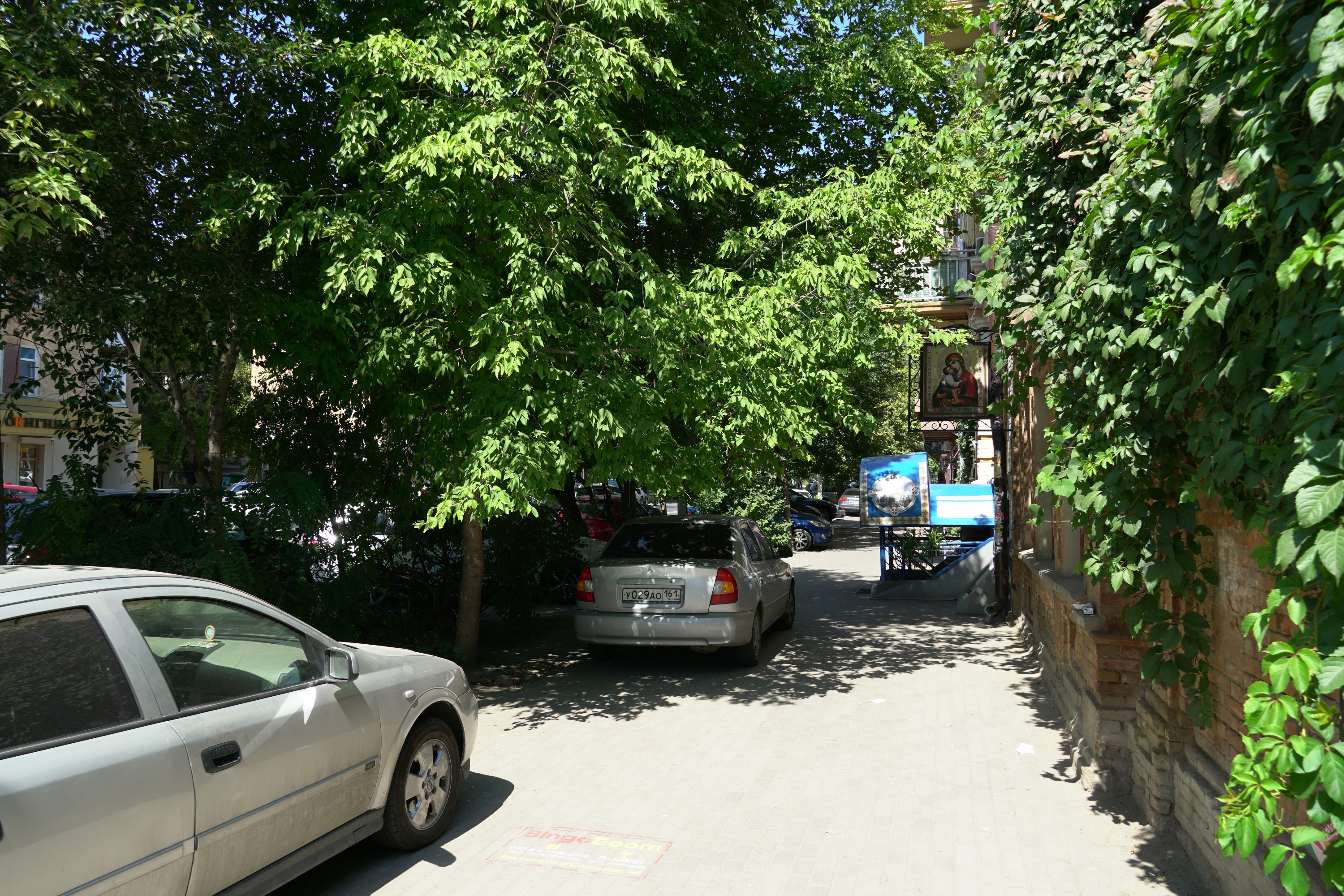 Автохам во дворе в районе Пушкинской
