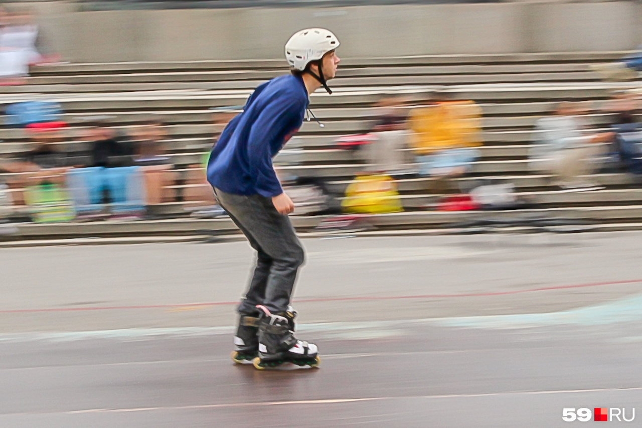 Роллеры и скейтеры обожают экспериментировать прямо на пешеходных дорожках, порой забывая, для кого они предназначены