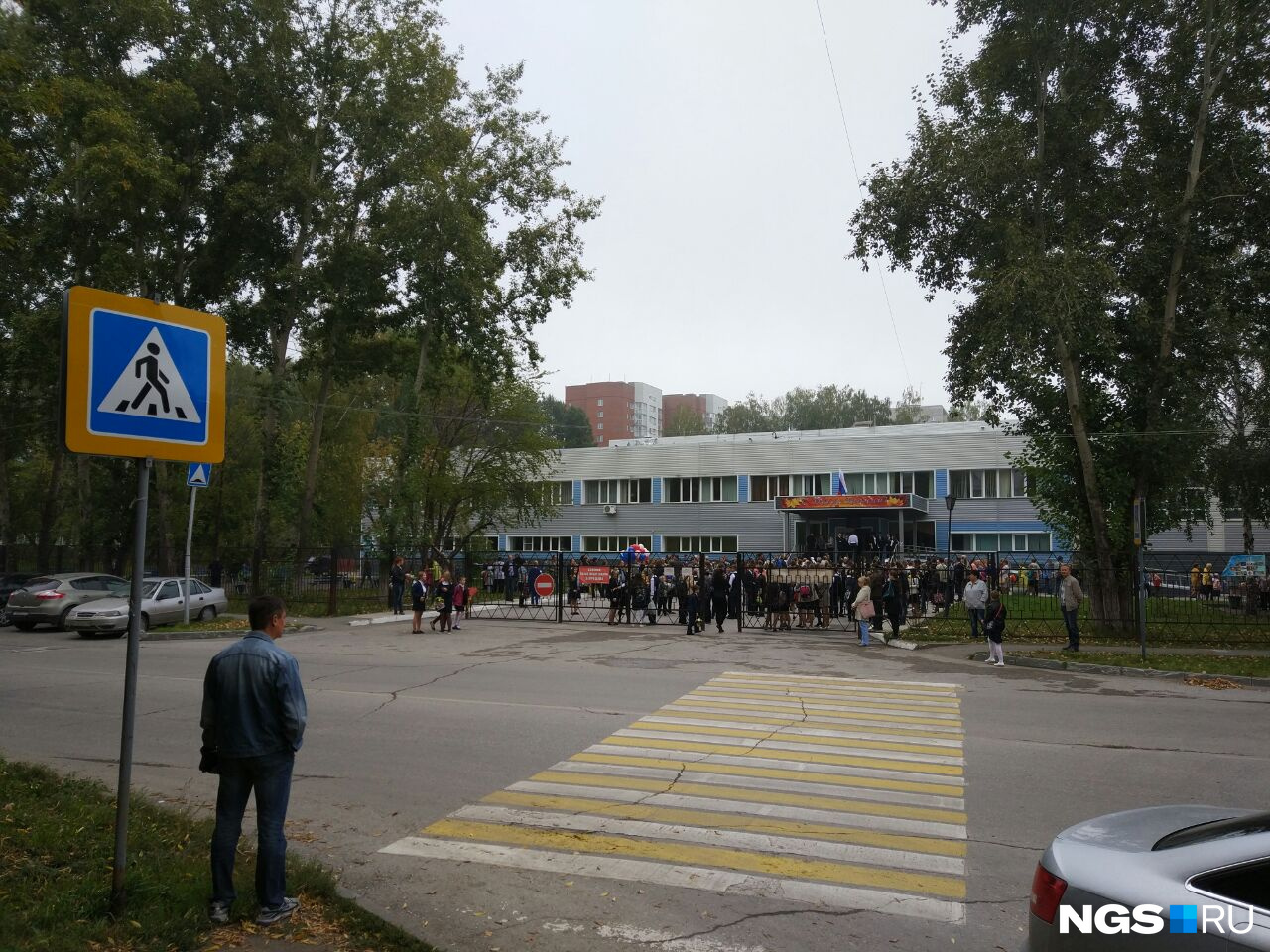 Внутренний двор школы заполнился учениками и родителями Внутренний двор школы заполнился учениками и родителями