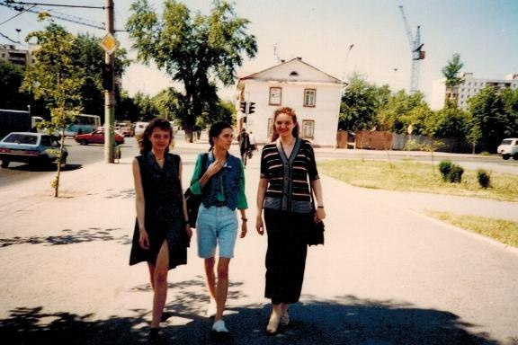 Середина 90-х. Перекресток Герцена и Первомайской. Похожи наряды на те, которые можно встретить на улицах нашего города сегодня? Пишите в комментариях