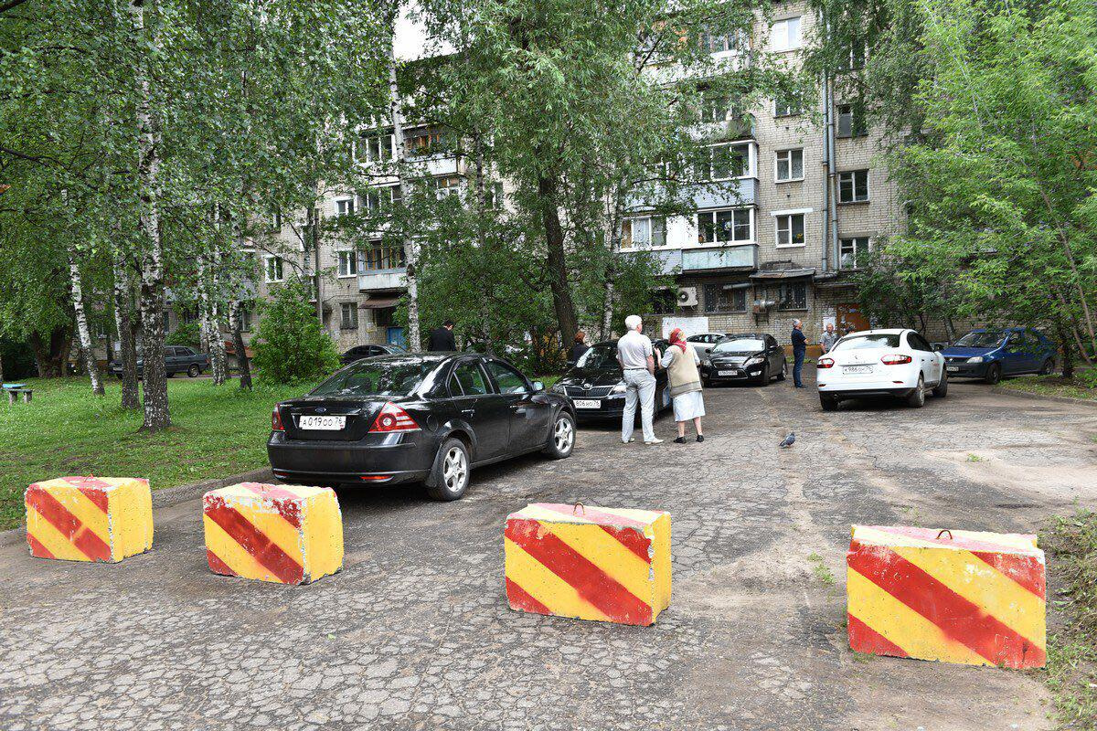 Откуда во дворе. Будет порядок во дворе. Во дворе а где во дворе. Ярославль что случилось сегодня во дворе дома Калинина, 21.