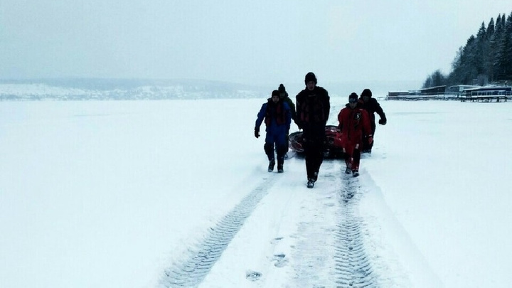 «Боялись пошевелиться»: на Сылве спасатели сняли со льда рыбаков, чей вездеход провалился в полынью