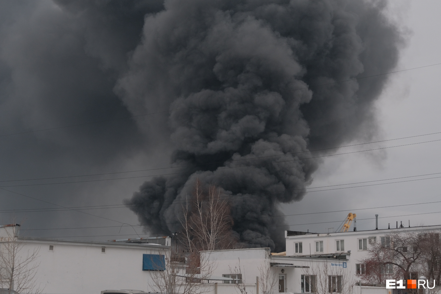 Новости е1 в екатеринбурге. Пожар Екатеринбург сейчас е1. Е1 Екатеринбург происшествия пожар. Пожар на Эльмаше е1. Эльмаш е1 пожар 2022.