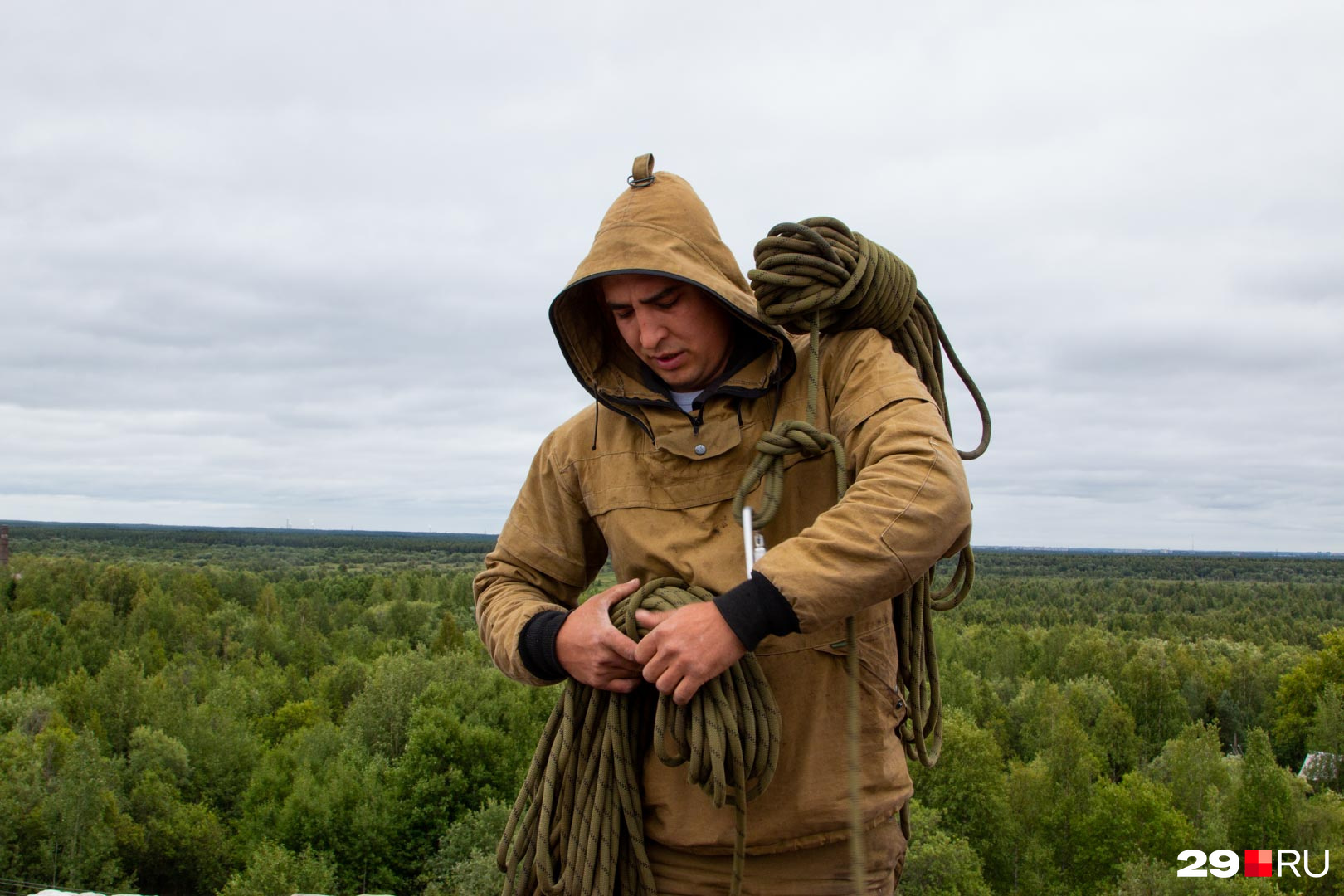 Александр Иванченков готовит снаряжение для прыжков