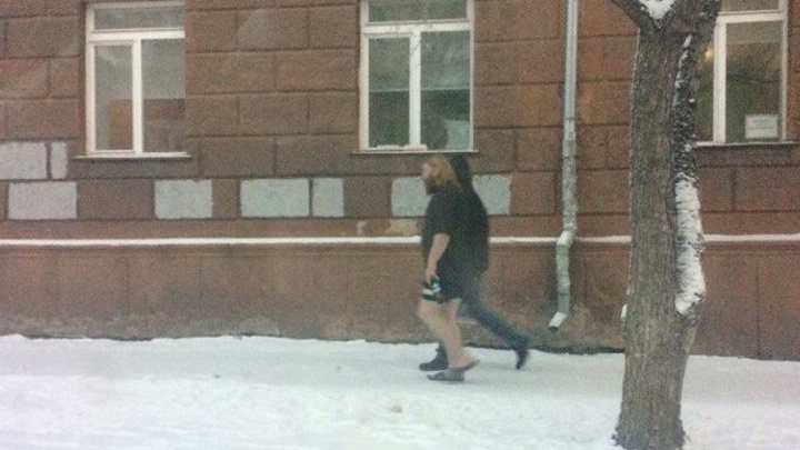 Видео: красноярец прошелся по морозу в шапке и шортах