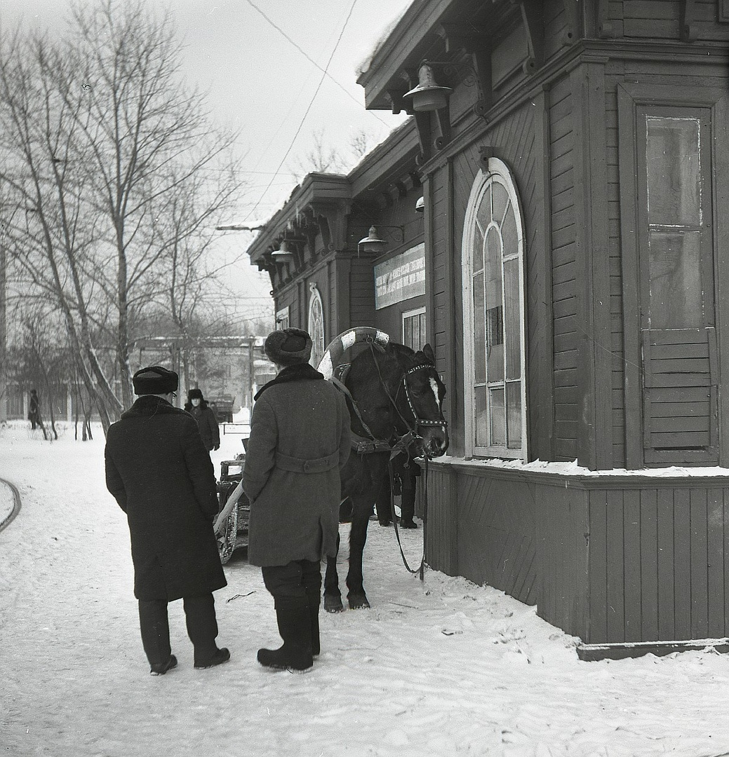 Сани на трамвайной остановке в Чкаловском посёлке, 1972 год