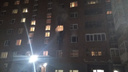 «Выкидывали тлеющие вещи на улицу»: в центре Новосибирска в одной из квартир вспыхнул пожар