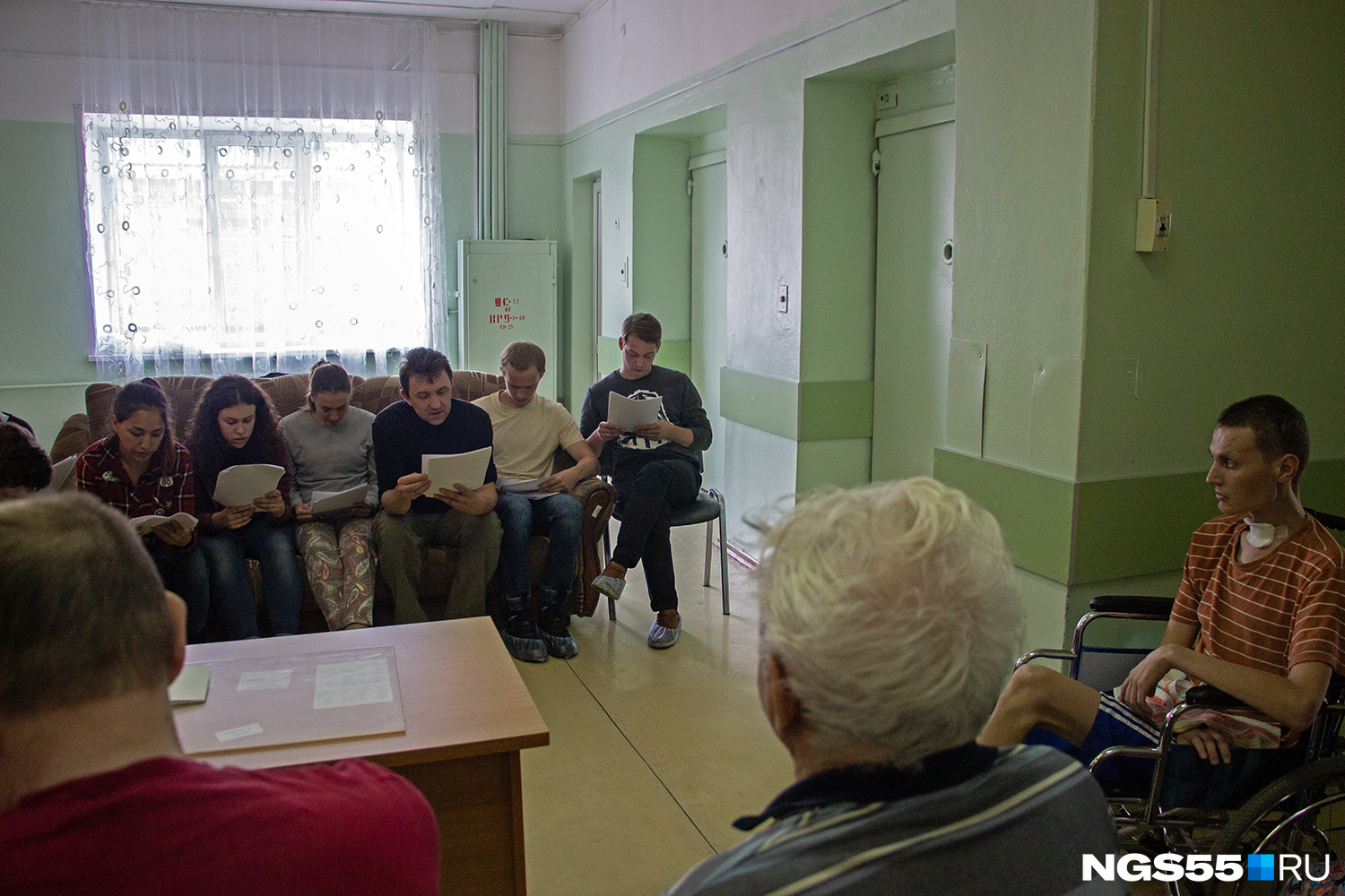 Артисты ЦСД читают пациентам хосписа пьесу Анны Батуриной «Кафе Шарур»