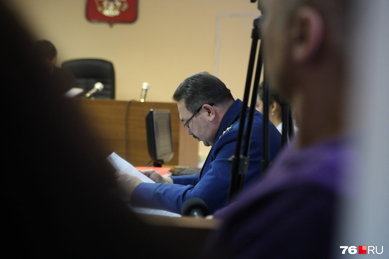 Прокурор зачитывает обвинение Прокурор зачитывает обвинение