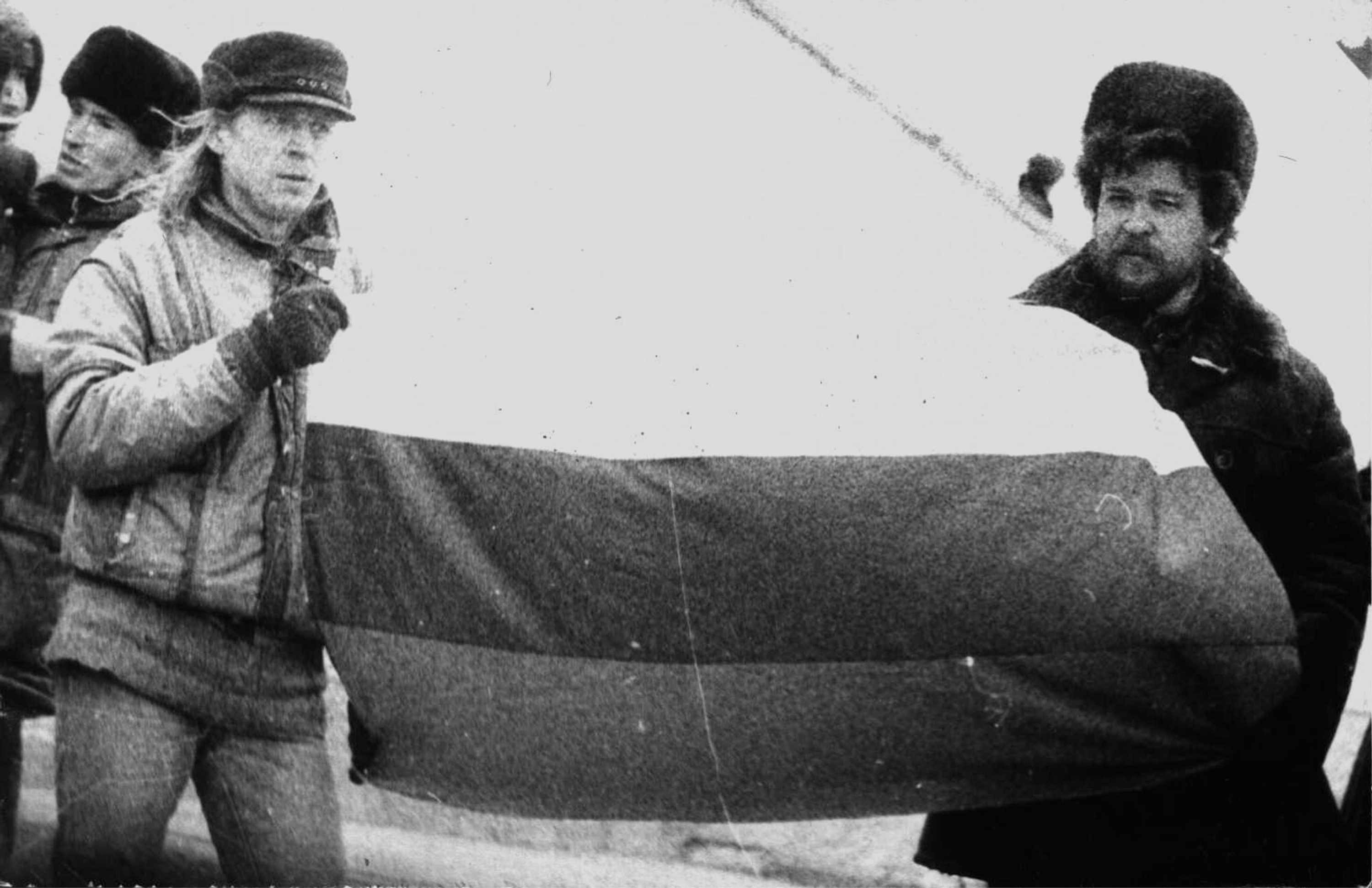 В 1989 году в Новосибирске впервые публично подняли российский триколор — это было настолько неожиданно для властей, что митинг даже не разогнали В 1989 году в Новосибирске впервые публично подняли российский триколор — это было настолько неожиданно для властей, что митинг даже не разогнали