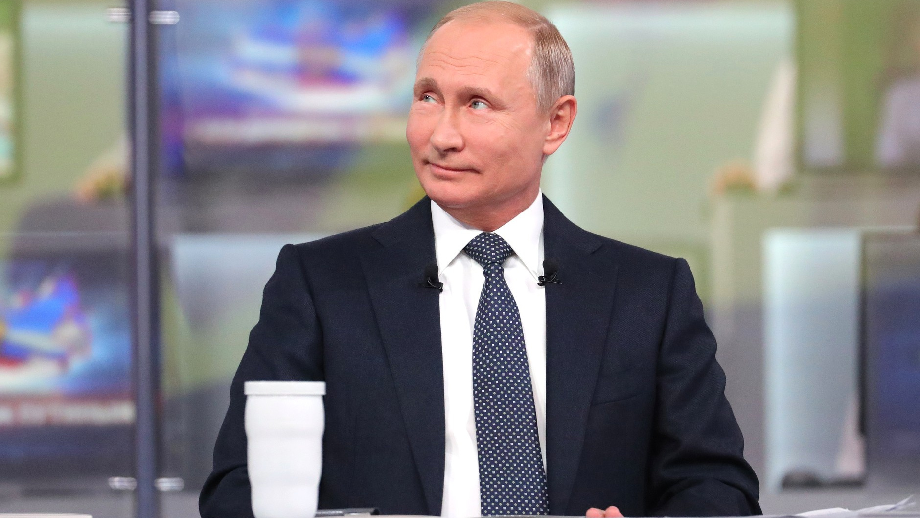 О зарплатах, преемнике и ценах на бензин: Владимир Путин 4 часа отвечал на вопросы россиян