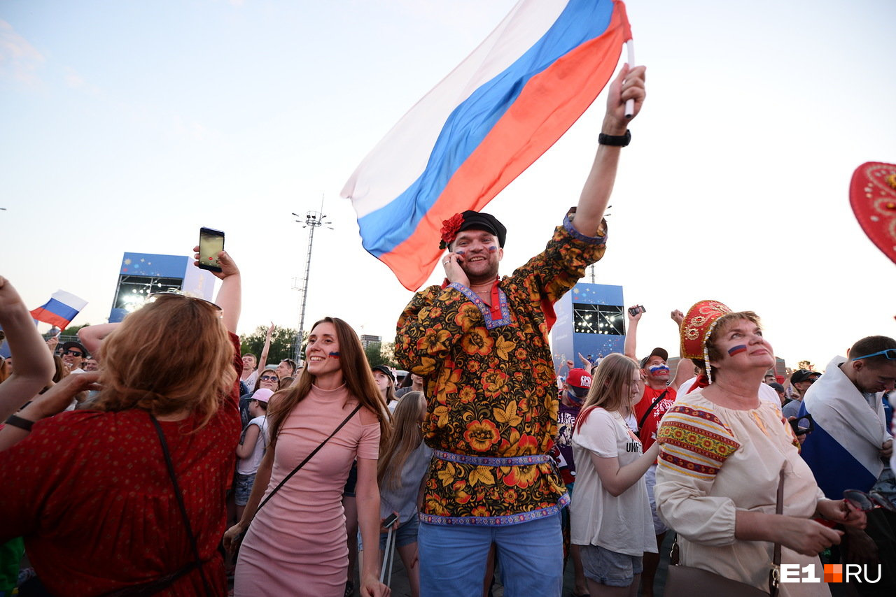 Именно в таком наряде и нужно болеть за Россию!