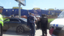 Работает ОМОН: на Московском шоссе задержали водителя и пассажиров элитной иномарки