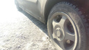 «Растаял снег, а вместе с ним — дороги»: красноярец пробил два колеса в яме