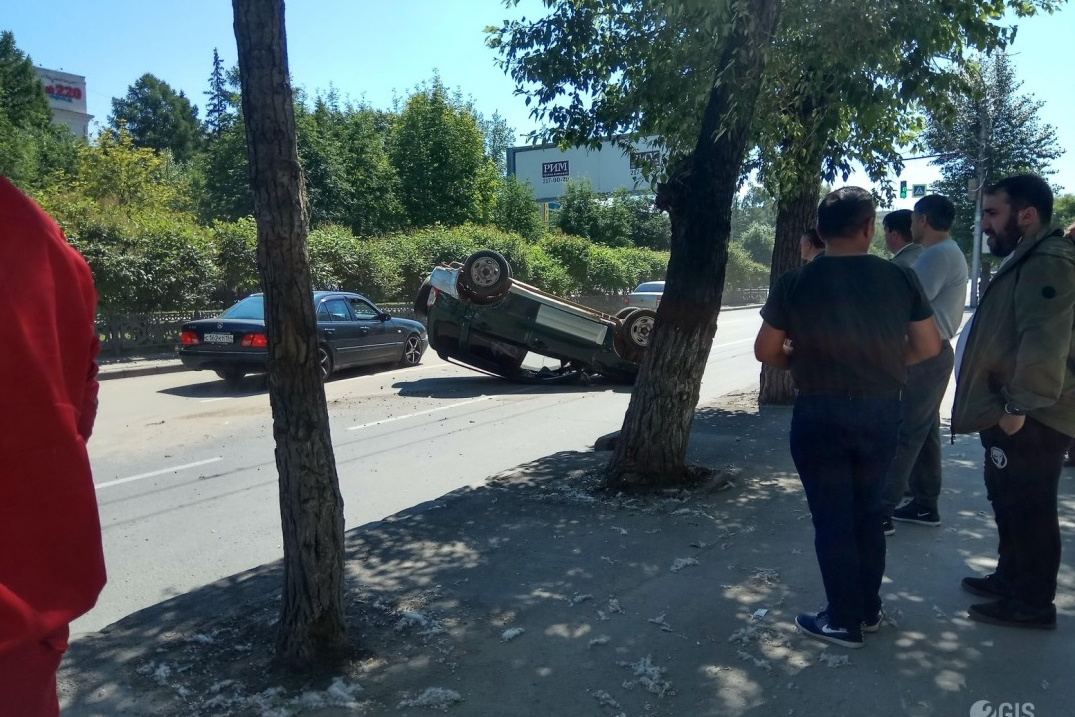 В новосибирске перевернулся автомобиль