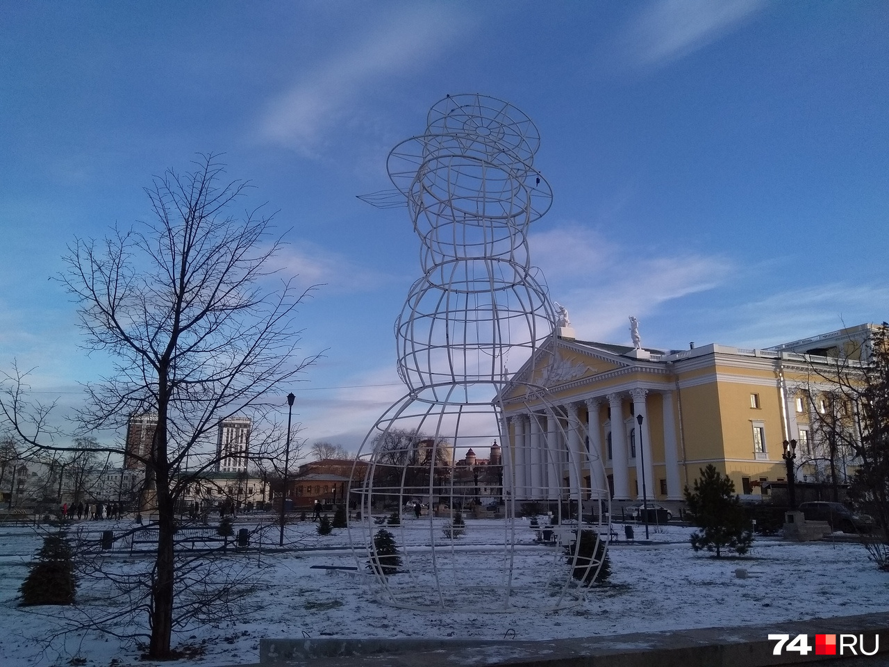 Гигантский снеговик ждёт включения яркой подсветки, чтобы удивлять горожан по вечерам Гигантский снеговик ждёт включения яркой подсветки, чтобы удивлять горожан по вечерам