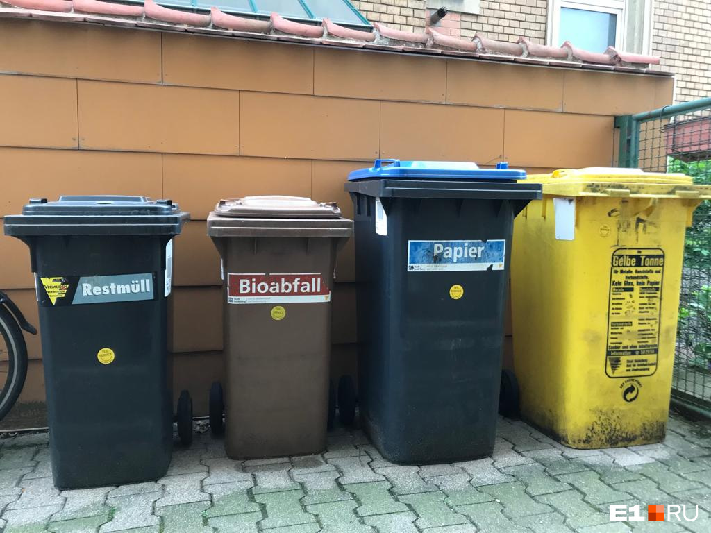 Много разных контейнеров для рассортированного мусора в Германии