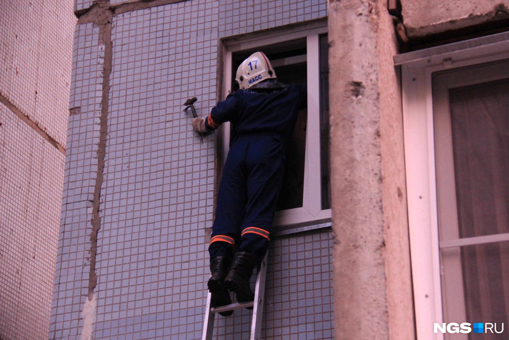 Спасатели МАСС пытались попасть в дом через окно 