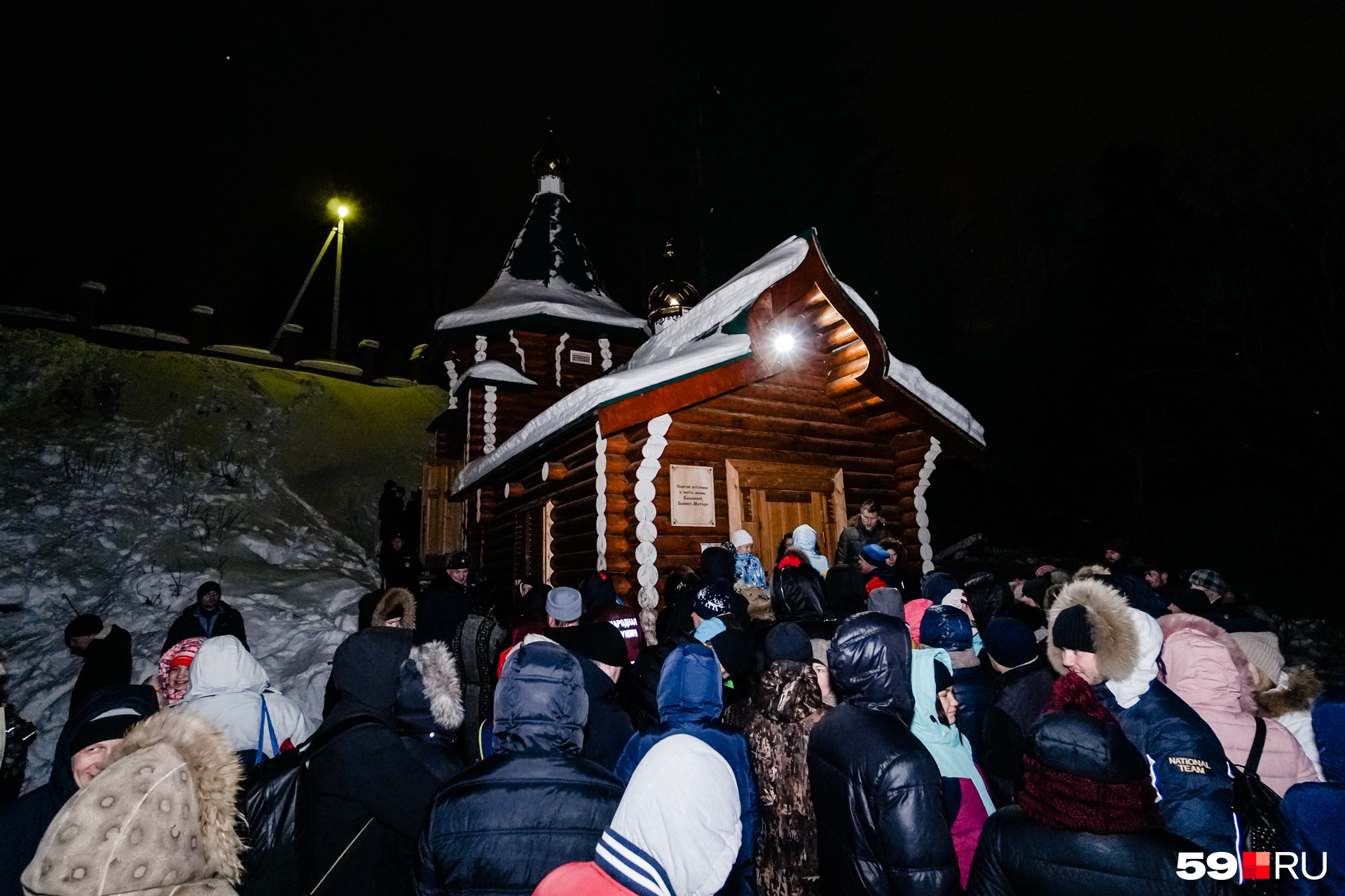 Внутрь пускали небольшими партиями — по десять человек Внутрь пускали небольшими партиями — по десять человек