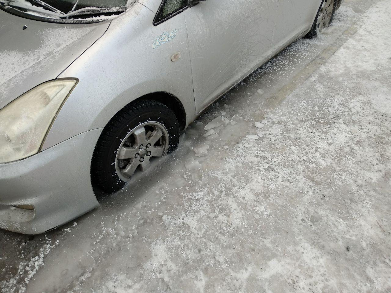 К утру машины вмёрзли в лёд