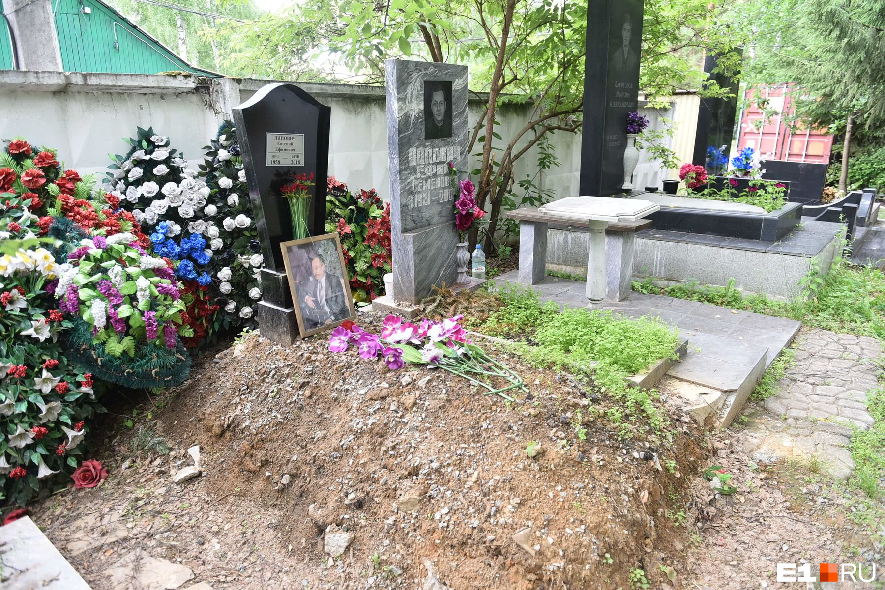 Бывший чиновник администрации Екатеринбурга Евгений Липович похоронен рядом с отцом