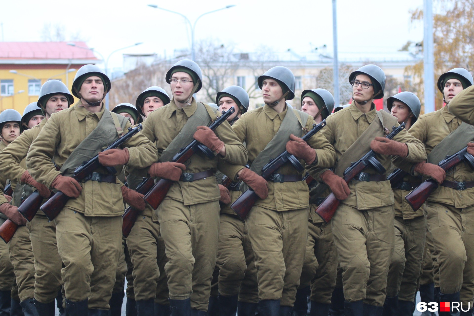 Военный показывает z. Какие войска в Самаре в армии. Военный показывает букву. Покажи армию Рахмада.