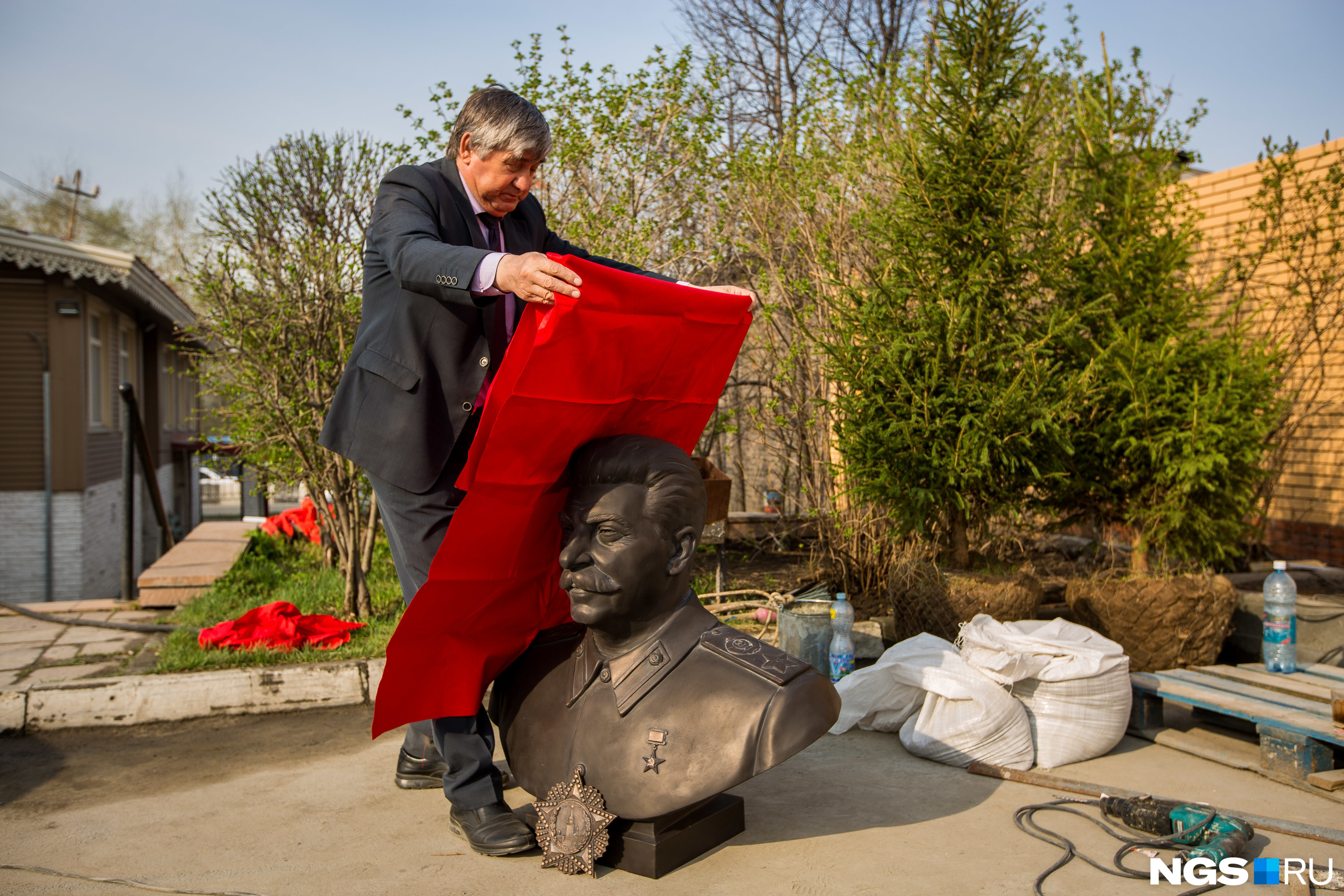 Памятник Иосифу Сталину. Памятник Сталину в Новосибирске. Памятник Василию Сталину в Витебске. Бюст Сталина в Новосибирске.